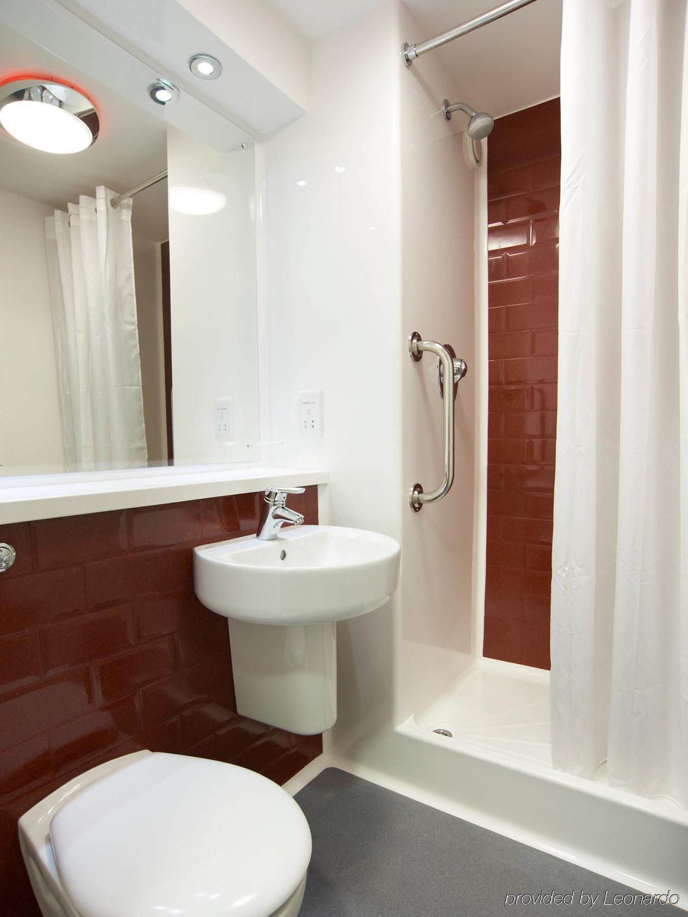 Travelodge London Stratford Hotel Экстерьер фото