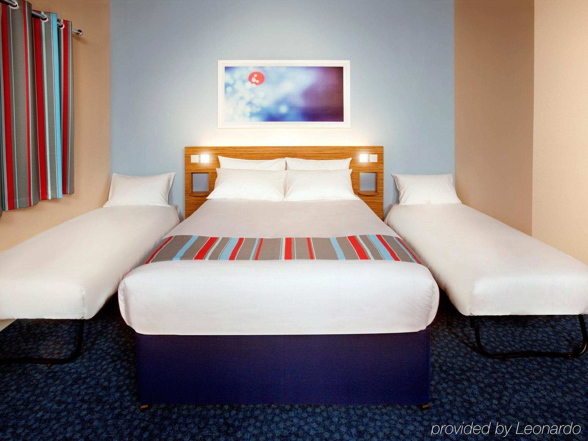 Travelodge London Stratford Hotel Экстерьер фото