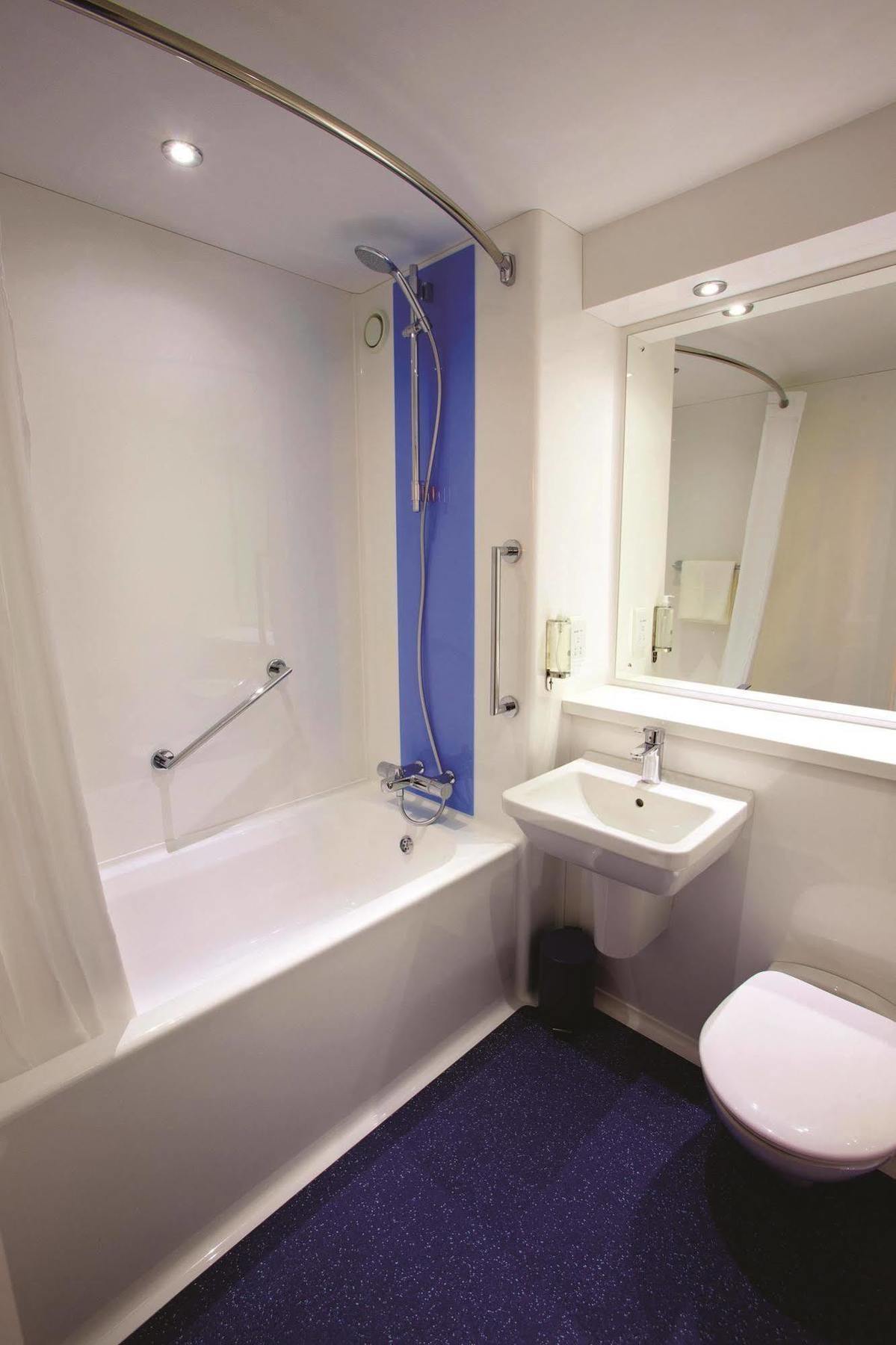 Travelodge London Stratford Hotel Экстерьер фото